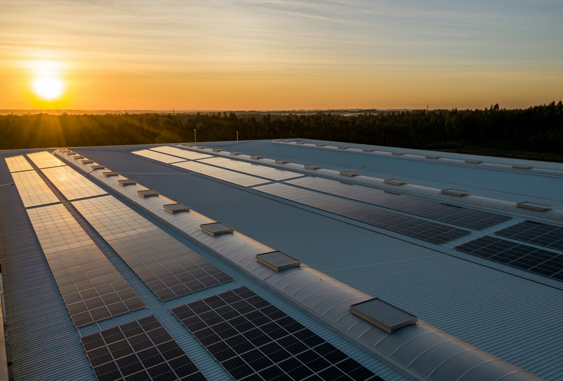 Paneles solares instalados en un techo al atardecer en Puerto Rico